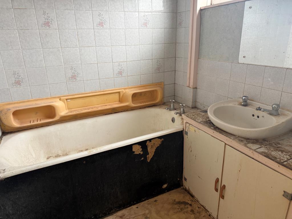 Lot: 107 - THREE-BEDROOM HOUSE IN NEED OF COMPLETE REFURBISHMENT - Bathroom with dated white suite